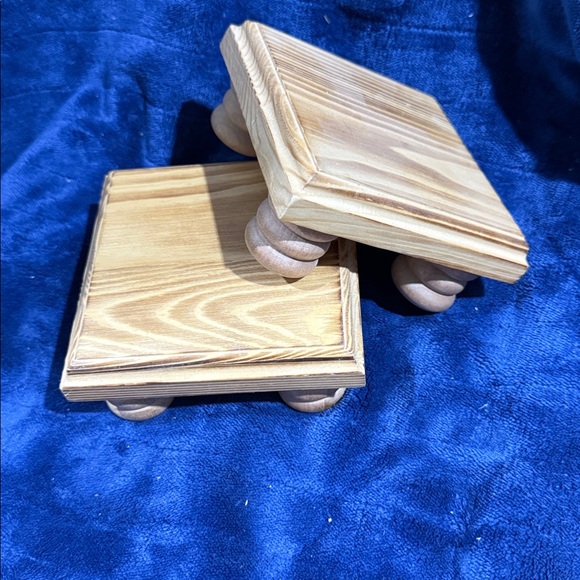 Set of small wooden square stands - Picture 2 of 5